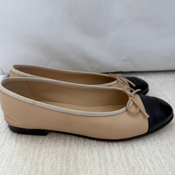 Chanel Ballerina Flats in classic Beige & Black - Picture 5 of 8